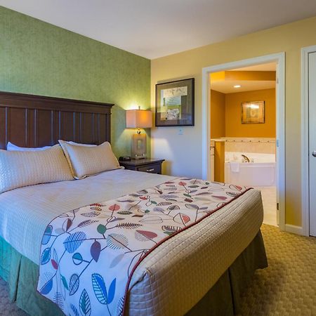 Vacation Village In The Berkshires แฮนค็อค ภายนอก รูปภาพ A bedroom at the Grand Country Hotel