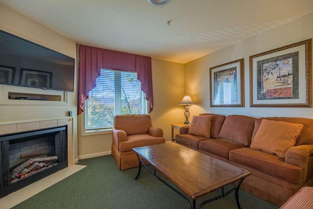 Vacation Village In The Berkshires แฮนค็อค ห้อง รูปภาพ Living room at the Grand Summit Hotel