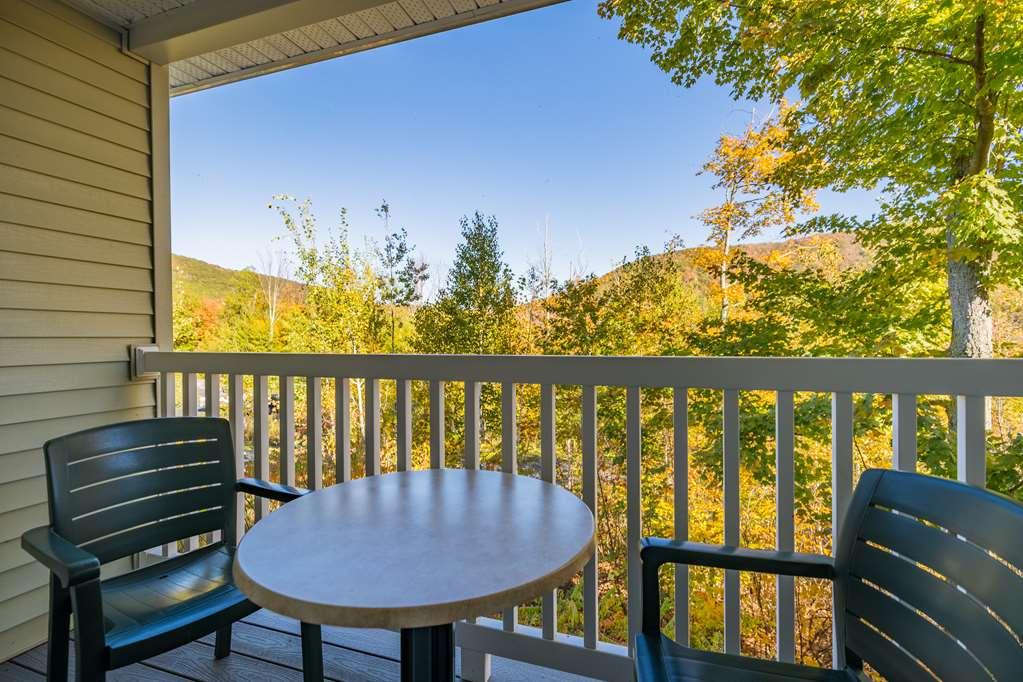 Vacation Village In The Berkshires แฮนค็อค ห้อง รูปภาพ A balcony at the Best Western Riverfront Hotel