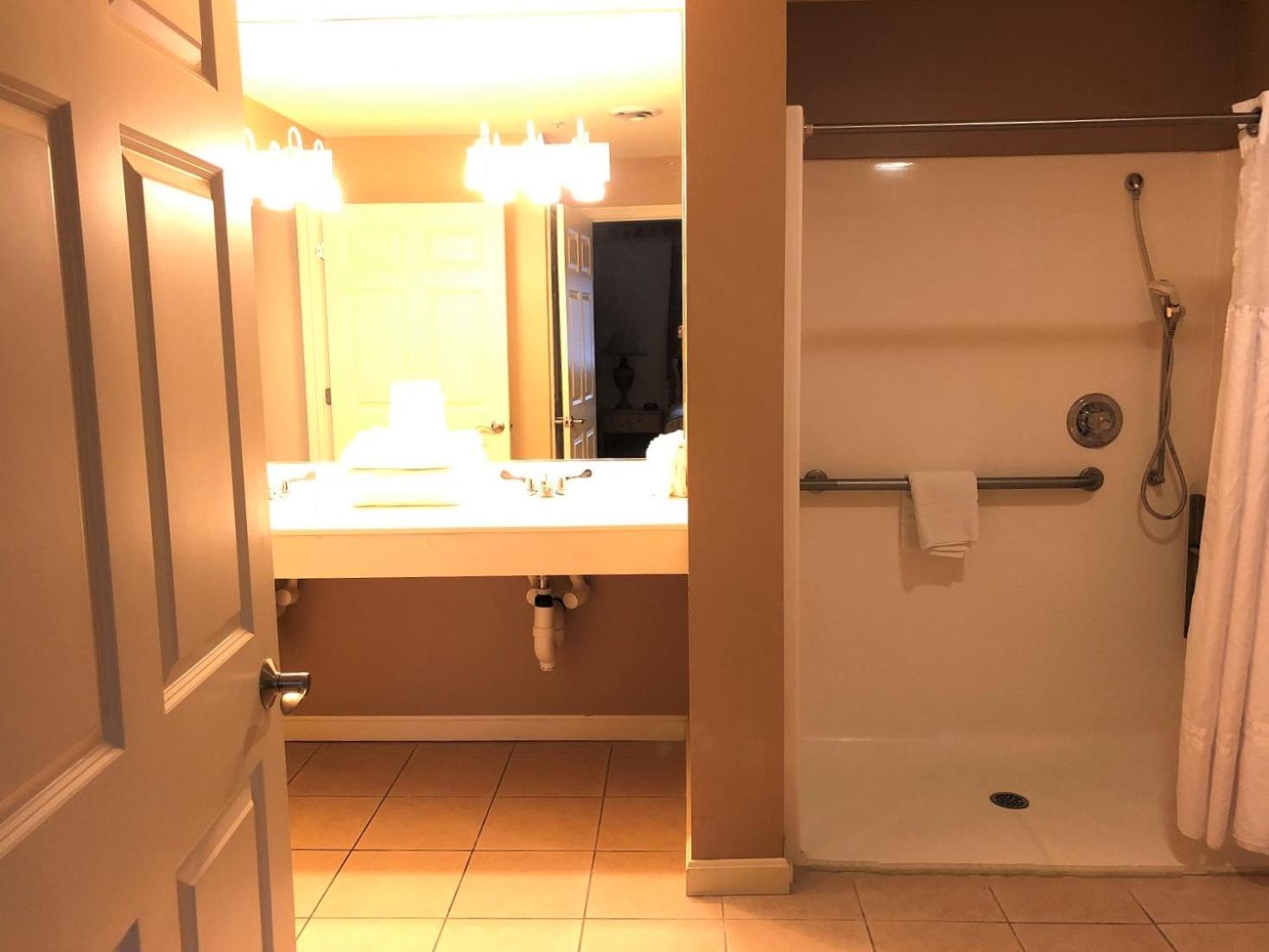 Vacation Village In The Berkshires แฮนค็อค ห้อง รูปภาพ A typical bathroom in a hotel