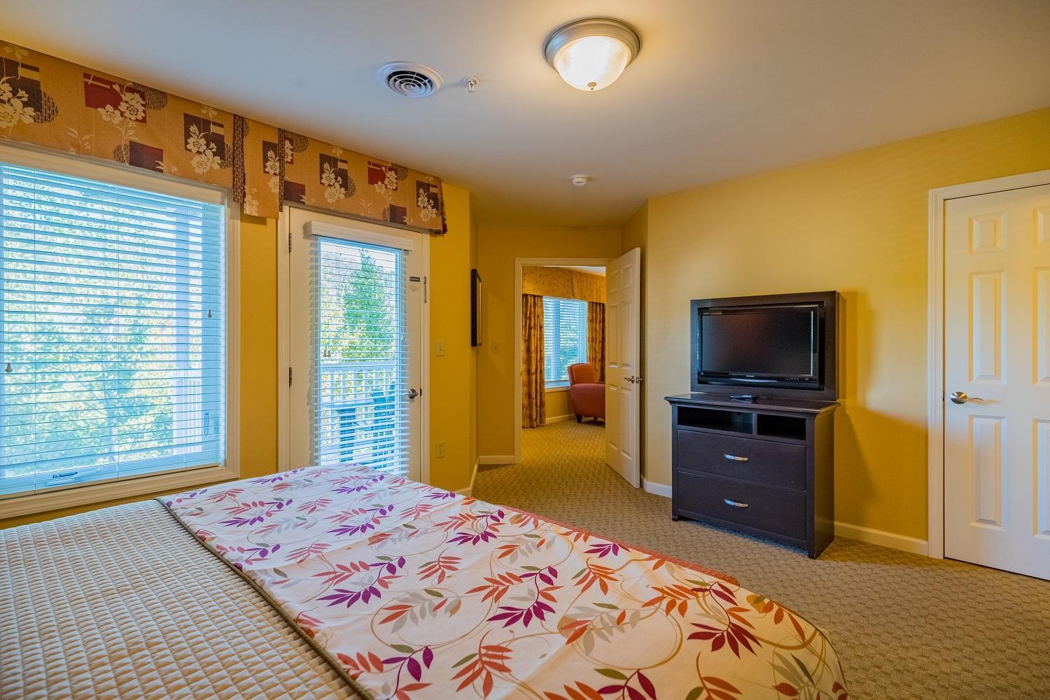 Vacation Village In The Berkshires แฮนค็อค ห้อง รูปภาพ A bedroom at the Inn at the Opera