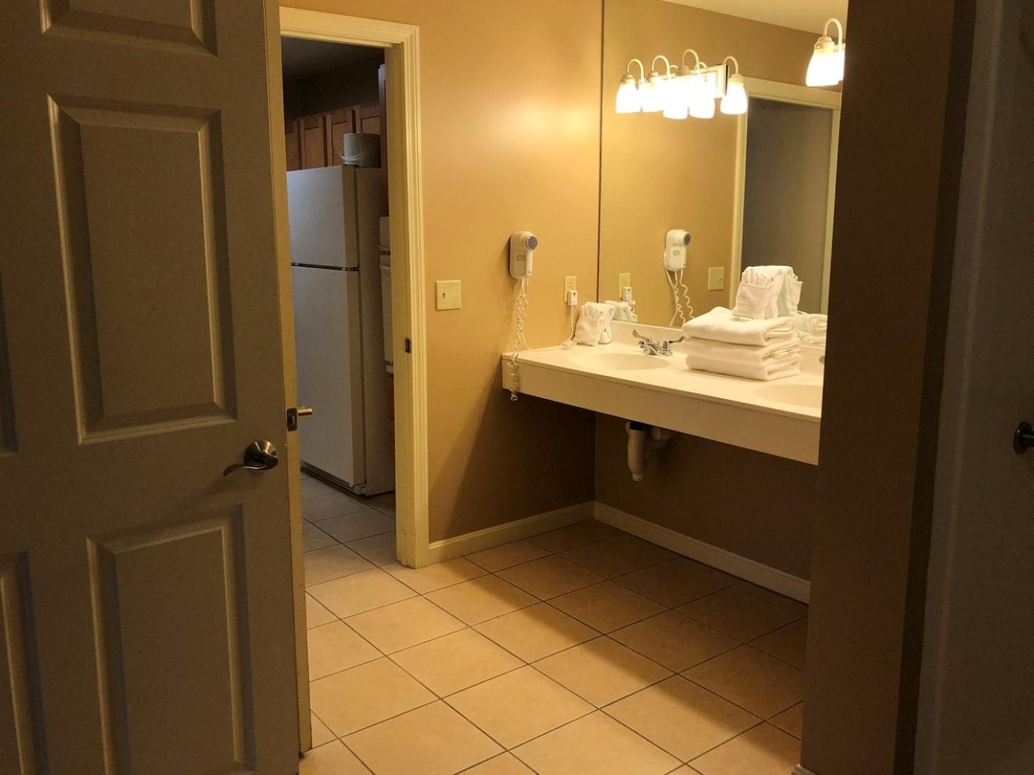 Vacation Village In The Berkshires แฮนค็อค ห้อง รูปภาพ A bathroom at the Inn at the Opera