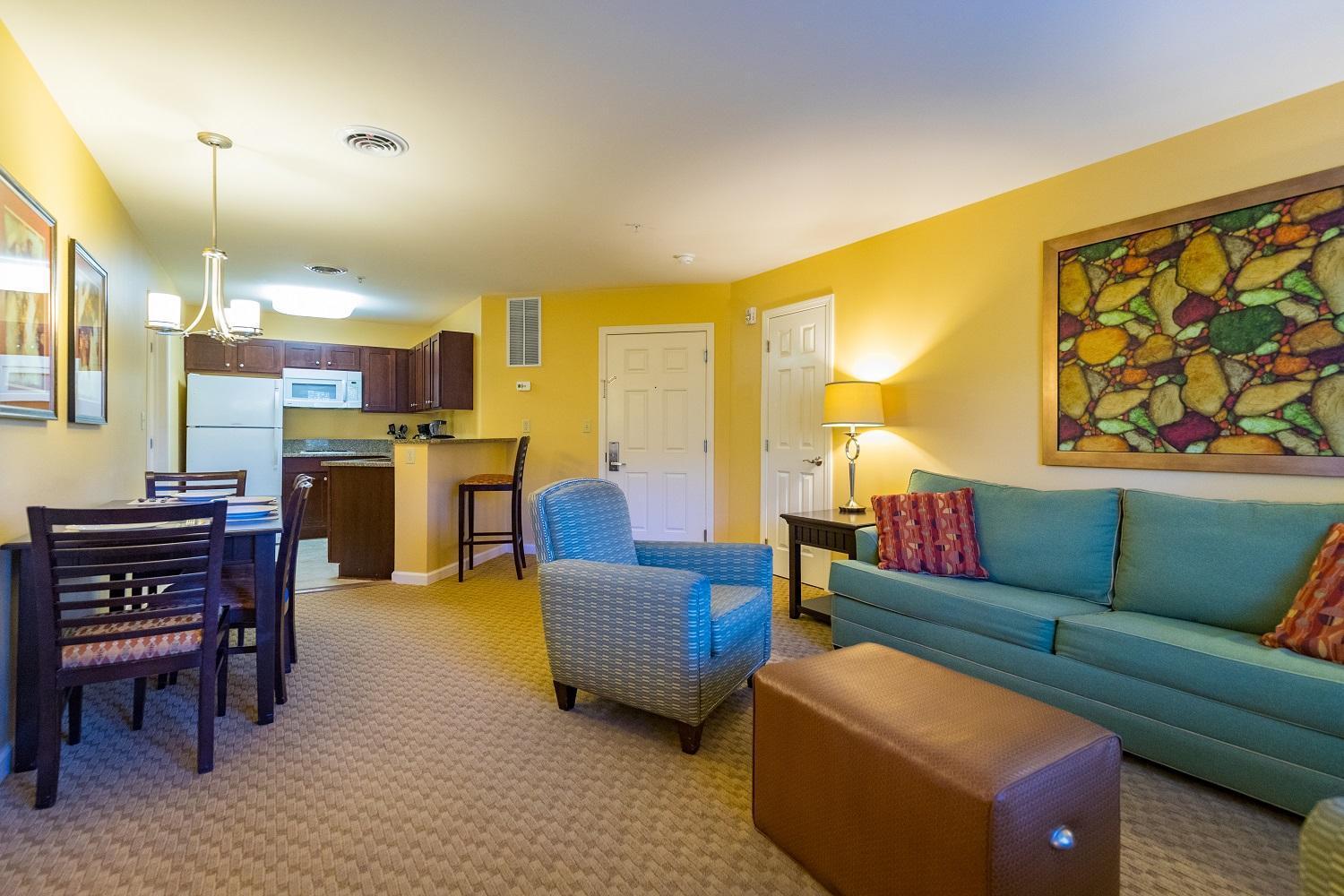 Vacation Village In The Berkshires แฮนค็อค ห้อง รูปภาพ Living room of a two-bedroom villa