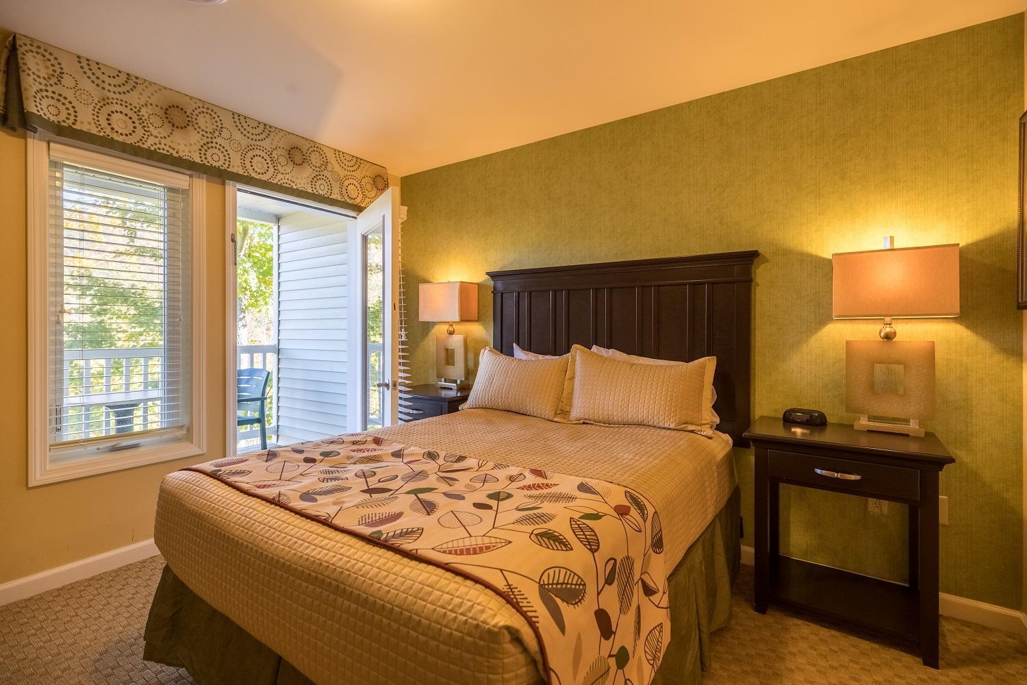 Vacation Village In The Berkshires แฮนค็อค ห้อง รูปภาพ A bedroom at the Inn at the Opera