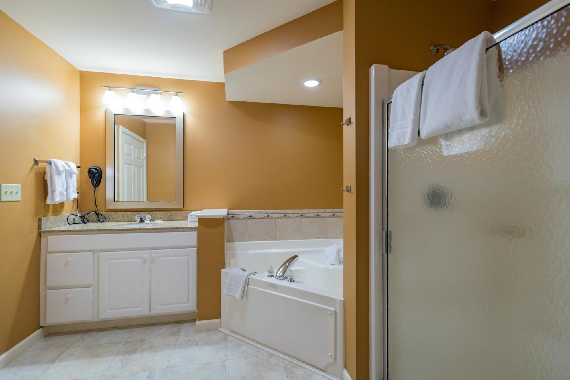 Vacation Village In The Berkshires แฮนค็อค ภายนอก รูปภาพ A bathroom in a typical hotel room
