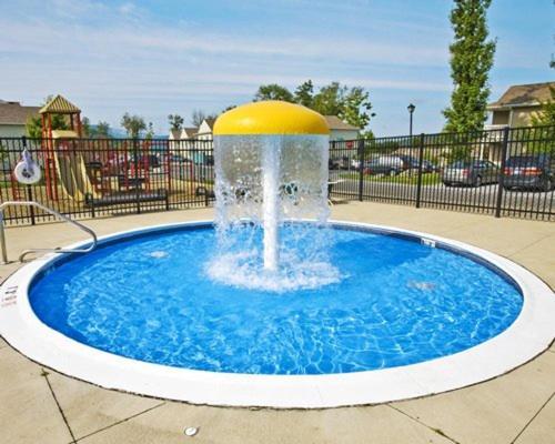 Vacation Village In The Berkshires แฮนค็อค ภายนอก รูปภาพ A splash pad