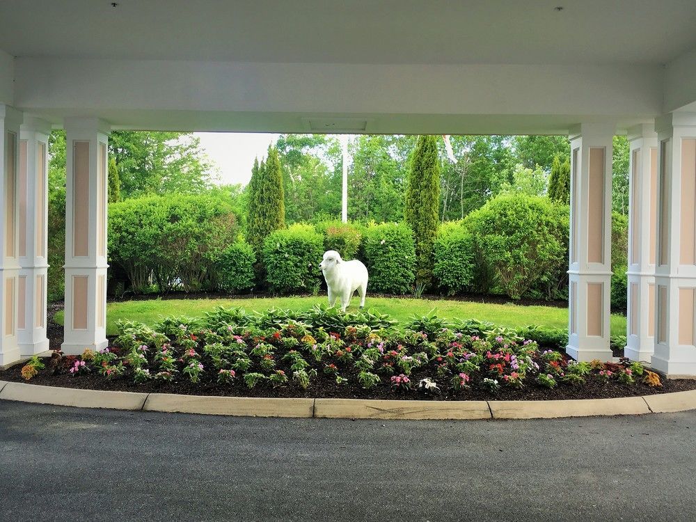 Vacation Village In The Berkshires แฮนค็อค ภายนอก รูปภาพ The front entrance of the Inn at the Opera