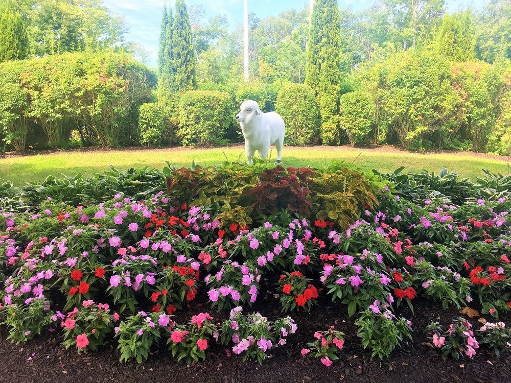 Vacation Village In The Berkshires แฮนค็อค ภายนอก รูปภาพ The gardens at the center