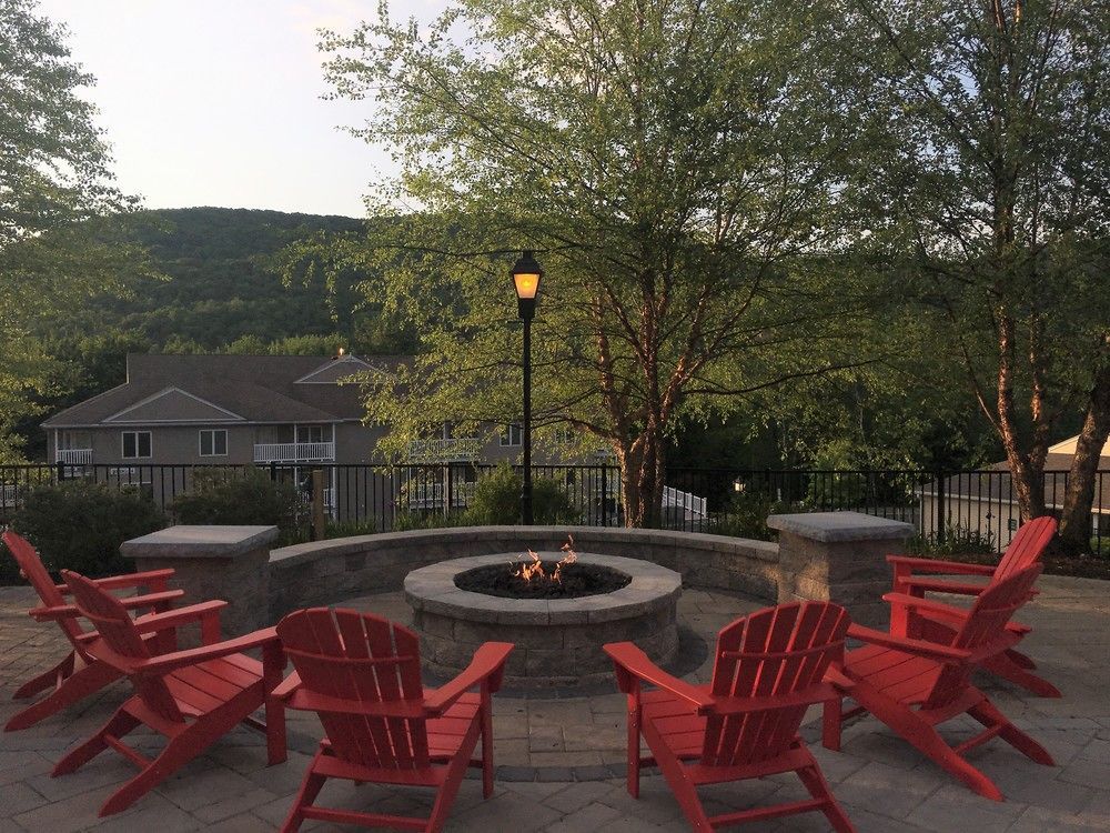 Vacation Village In The Berkshires แฮนค็อค ภายนอก รูปภาพ The fire pit at the main lodge