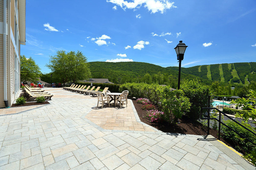 Vacation Village In The Berkshires แฮนค็อค ภายนอก รูปภาพ The patio at the Mountain View Grand Resort