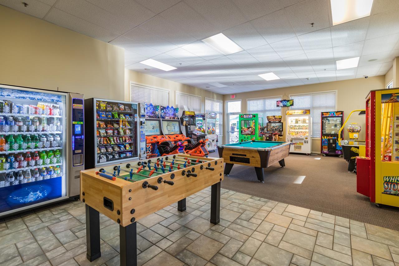 Vacation Village In The Berkshires แฮนค็อค ภายนอก รูปภาพ The game room at the station