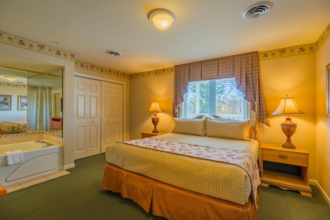 Vacation Village In The Berkshires แฮนค็อค ภายนอก รูปภาพ A bedroom at the Inn at the Opera House