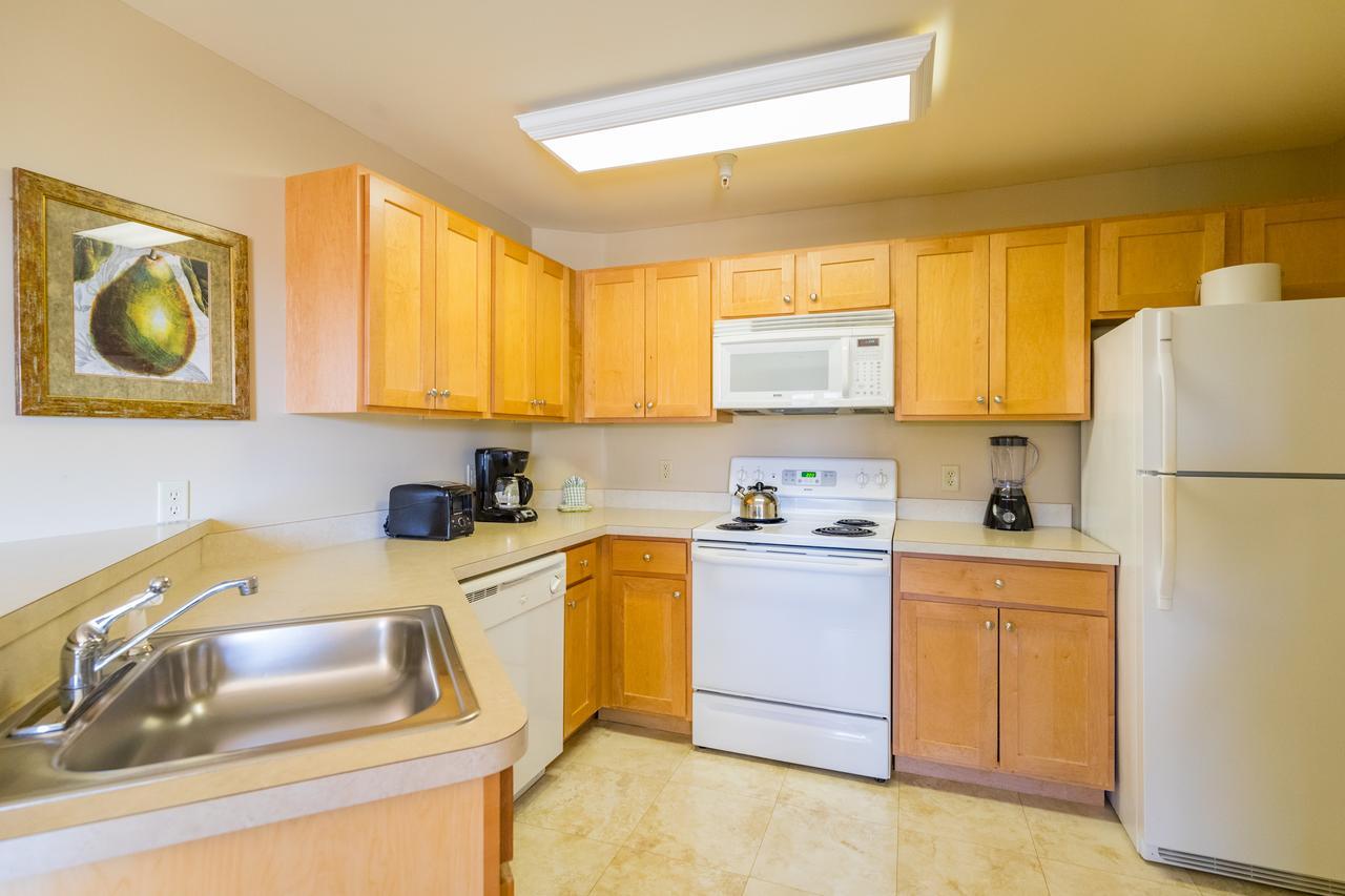 Vacation Village In The Berkshires แฮนค็อค ภายนอก รูปภาพ A typical kitchen in a condominium