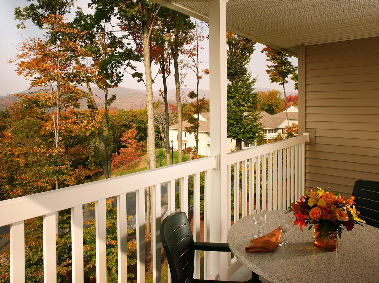 Vacation Village In The Berkshires แฮนค็อค ภายนอก รูปภาพ A typical balcony at the Inn at the Opera House