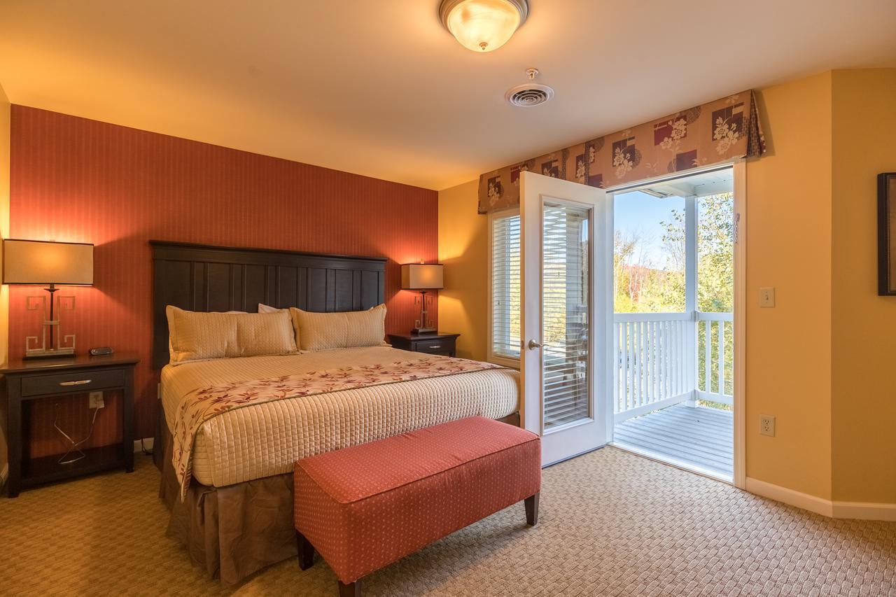 Vacation Village In The Berkshires แฮนค็อค ภายนอก รูปภาพ A bedroom at the Inn at the Opera House