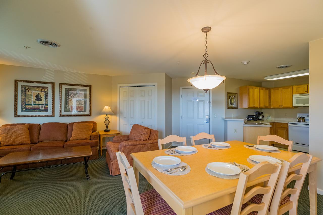 Vacation Village In The Berkshires แฮนค็อค ภายนอก รูปภาพ A typical living room and kitchen in a two-bedroom villa at Disney's Old Faithful Inn